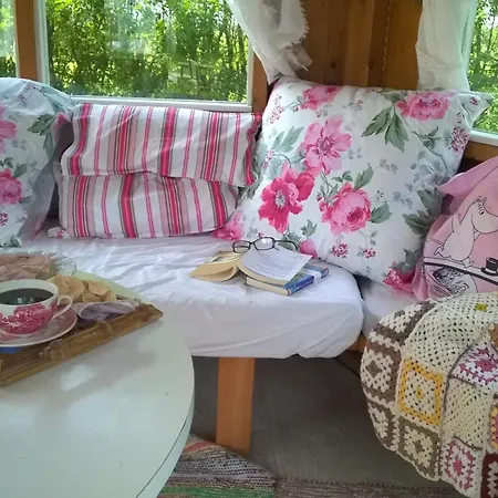 게스트하우스 Majatalo Myoetaetuuli Pitkajarvi (Southern Finland)